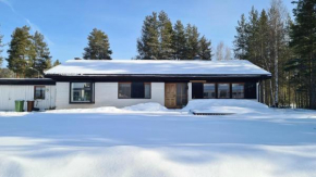 Villa Eni, Ferienhaus in Vidsel mit Sauna, Garten und gemütlicher Grillhütte, Vidsel